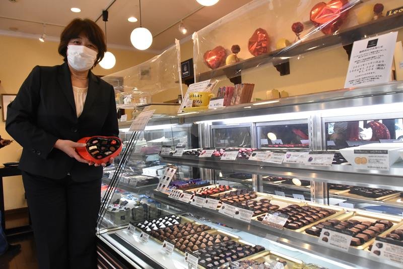 幸せのジンクスがあるというチョコを前に「恋を実らせてもらえれば」と呼び掛ける遠藤さん＝千葉市美浜区
