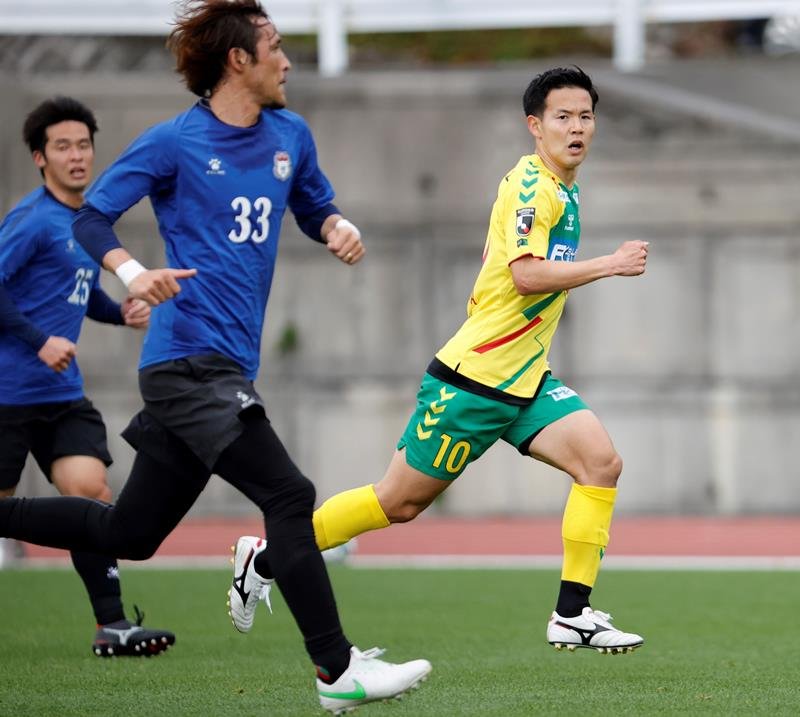 群馬との練習試合でプレーする千葉・見木（右）＝沖縄県南城市（（Ｃ）ＪＥＦＵＮＩＴＥＤ）
