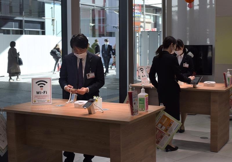 ビルの通り沿いに設置した「ちばぎんイノベーションラウンジ」＝７日、千葉市中央区の千葉銀千葉駅前支店

