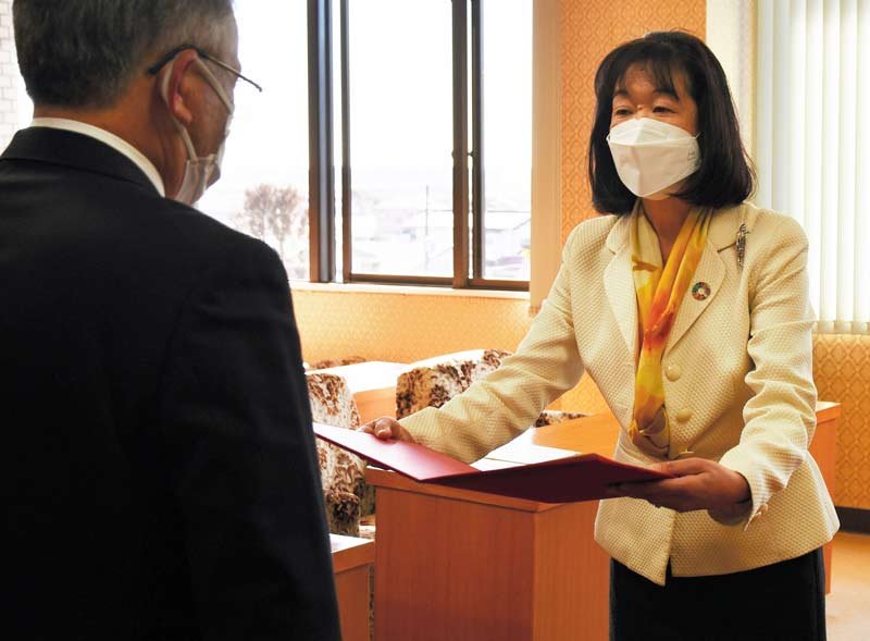 投開票から一夜明け、当選証書を受け取る平山氏（右）＝７日、多古町役場