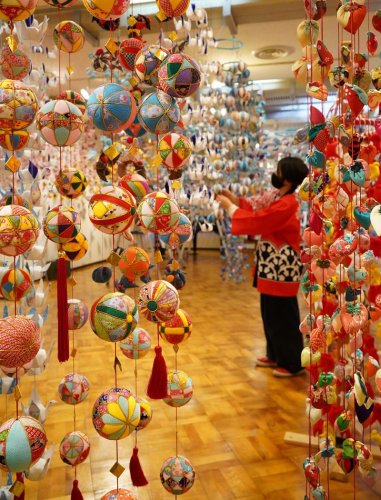 会場に展示されたつるし雛飾り＝御宿町の月の沙漠記念館
