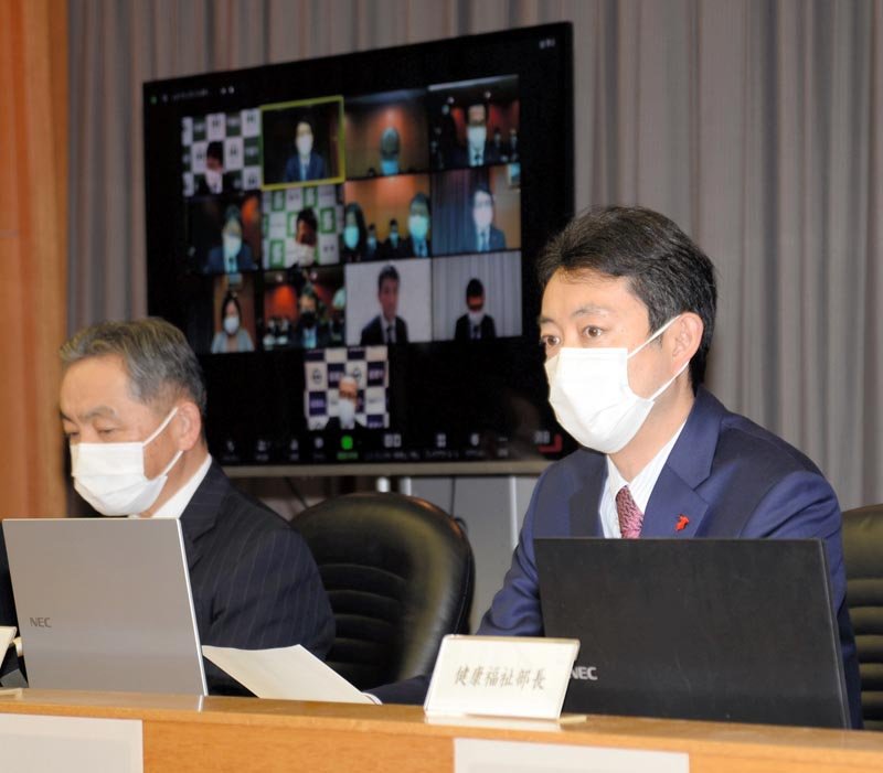 千葉県での「まん延防止等重点措置」の延長が決まり、対策本部会議で対応方針を述べる熊谷知事（右）＝１０日、県庁