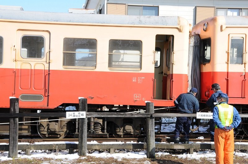 脱線した小湊鉄道の回送列車＝１１日午前１０時４５分、市原市