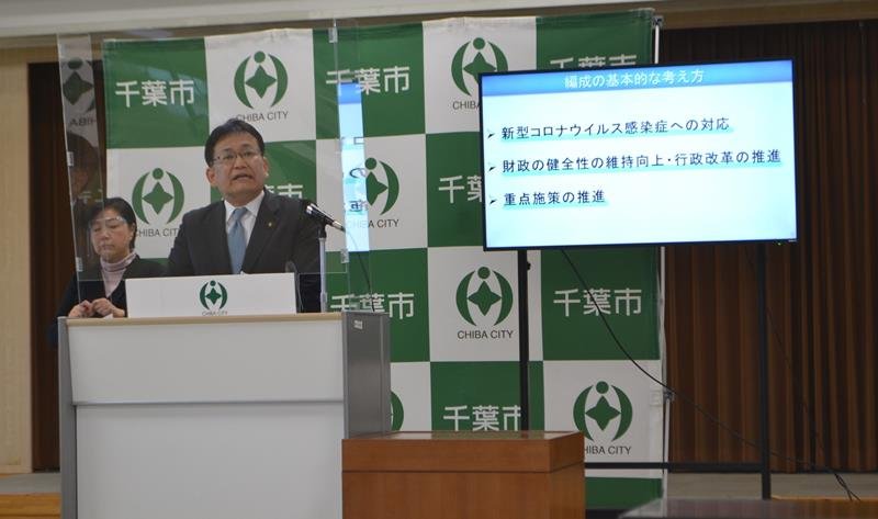 千葉市の２０２２年度当初予算案について会見で説明する神谷俊一市長＝１４日、千葉市役所
