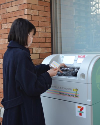 セブン－イレブン船橋海神町南店に設置されたペットボトル回収機＝船橋市
