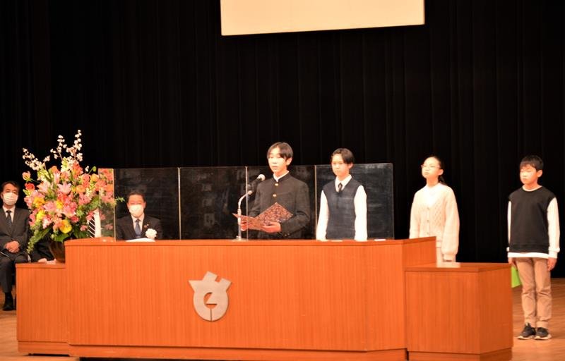 小中４校統合の「阿蘇米本学園」の４月スタートに向けて目標を語る各校代表の児童生徒＝２３日、八千代市
