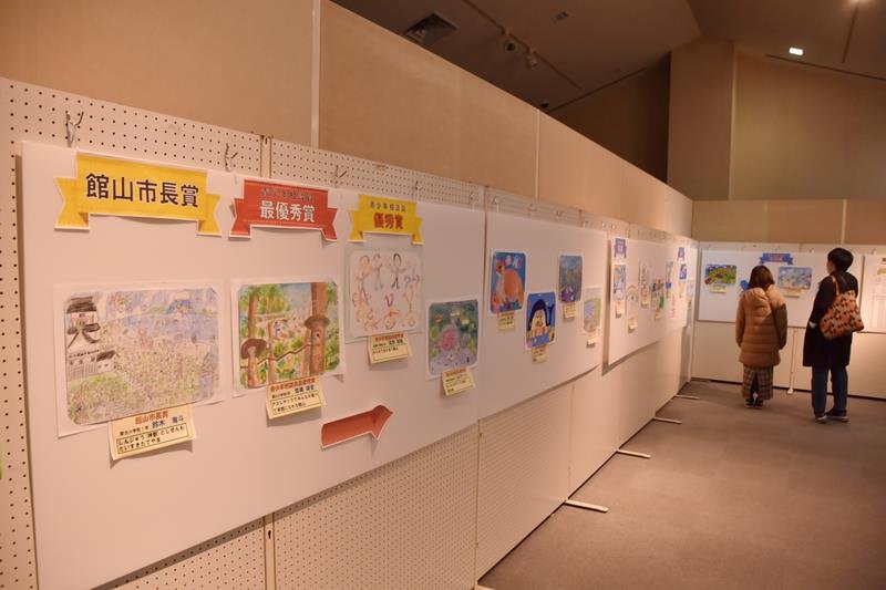 想像力豊かな児童の力作３０点が並ぶ会場＝館山市の“渚の駅”たてやま
