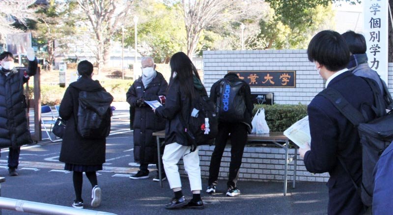 国公立大２次試験前期日程の会場に向かう受験生ら＝２５日、千葉市稲毛区の千葉大学西千葉キャンパス