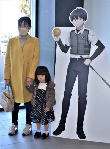 アニメ柄のバス白井で運行開始　「群青のファンファーレ」　競馬学校が舞台　地域の魅力発信