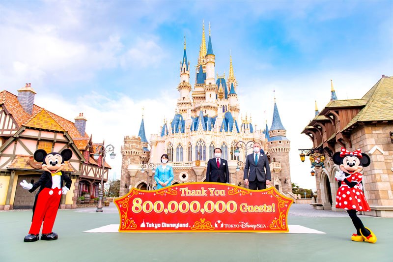 来園者８億人達成を祝う吉田社長（中央）ら（（Ｃ）Ｄｉｓｎｅｙ）