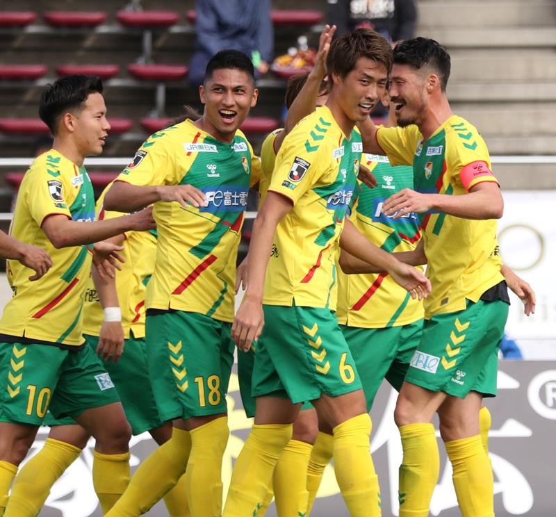 琉球―千葉　前半２５分、先制点を決め喜ぶ千葉・新井一（６）ら＝タピスタ（（ｃ）ＪＥＦＵＮＩＴＥＤ）
