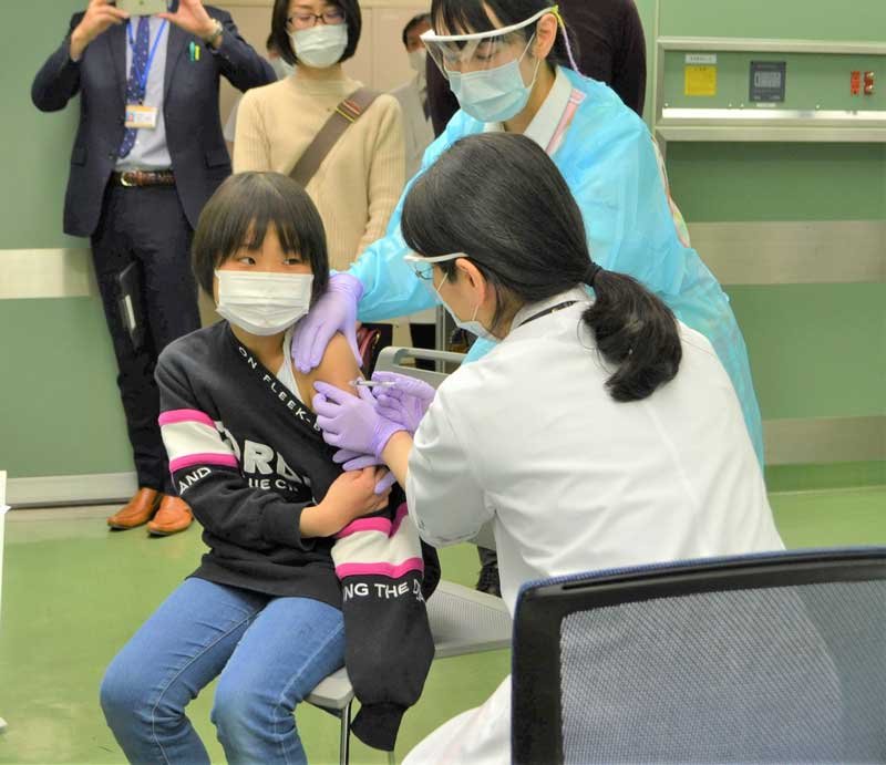 新型コロナウイルスのワクチン接種を受ける子ども＝２８日、千葉市中央区の千葉大病院