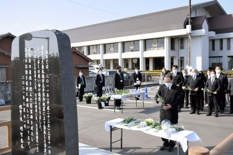 慰霊碑前で献花する米本市長＝１１日、旭市横根のいいおかユートピアセンター

