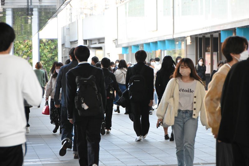 マスク姿の人が多く行き交うＪＲ千葉駅前＝千葉市中央区