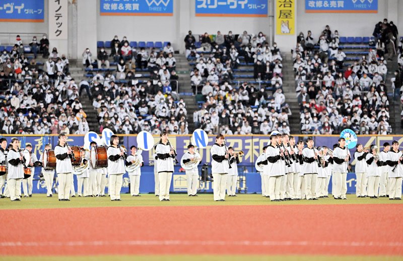 開幕戦のセレモニーで球団歌を演奏する習志野高校吹奏楽部＝２９日、千葉市美浜区のＺＯＺＯマリンスタジアム