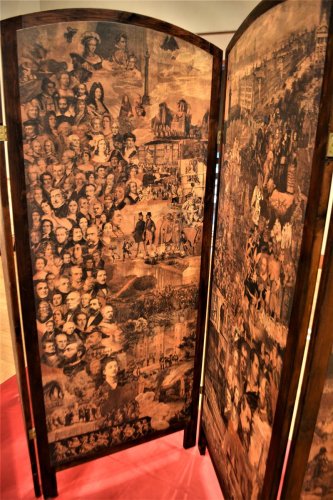 アンデルセンが写真や絵を組み合わせて作ったびょうぶ（複製）＝船橋市のふなばしアンデルセン公園子ども美術館
