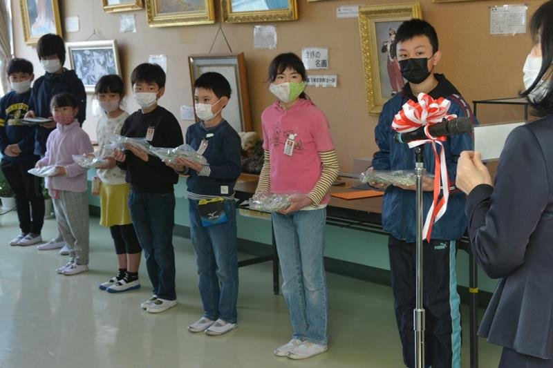 根郷小創立１５０周年を記念し「２５年後の私」を発表した児童ら＝１日、佐倉市
