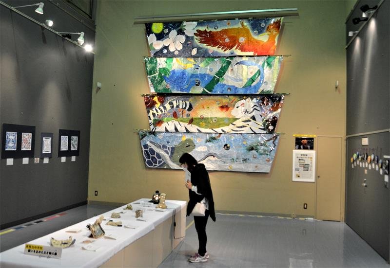 縄文時代から着想した中学生のアート作品が並ぶ会場＝船橋市の飛ノ台史跡公園博物館