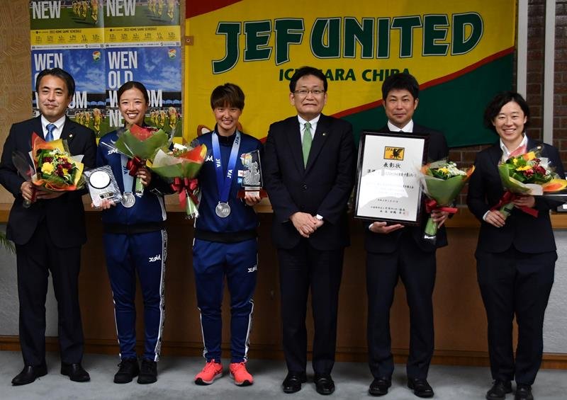 皇后杯で準優勝し表敬訪問した千葉の市瀬（左から２番目）ら＝千葉市役所
