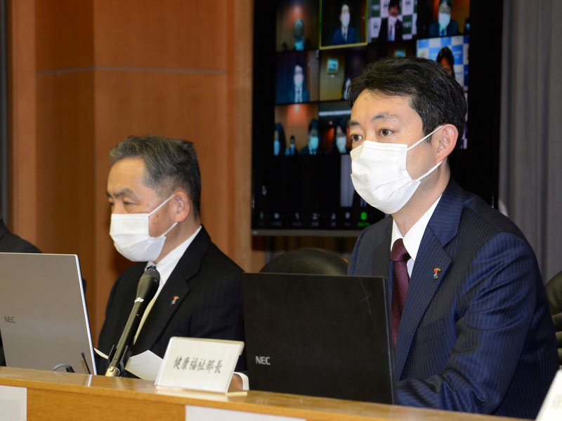 新型コロナのまん延防止等重点措置の再延長を受け、県対策本部会議であいさつする熊谷知事＝４日、千葉県庁