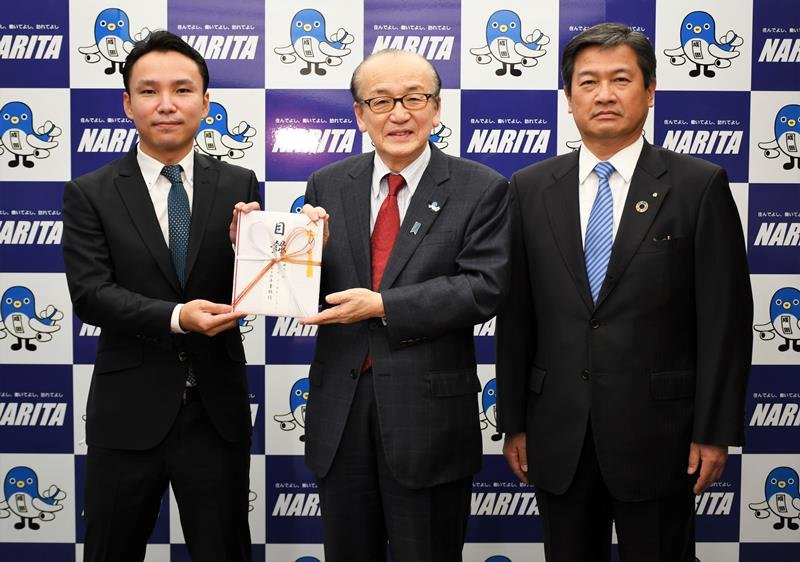 （左から）吉村社長、小泉市長、麻生常務執行役員＝成田市役所