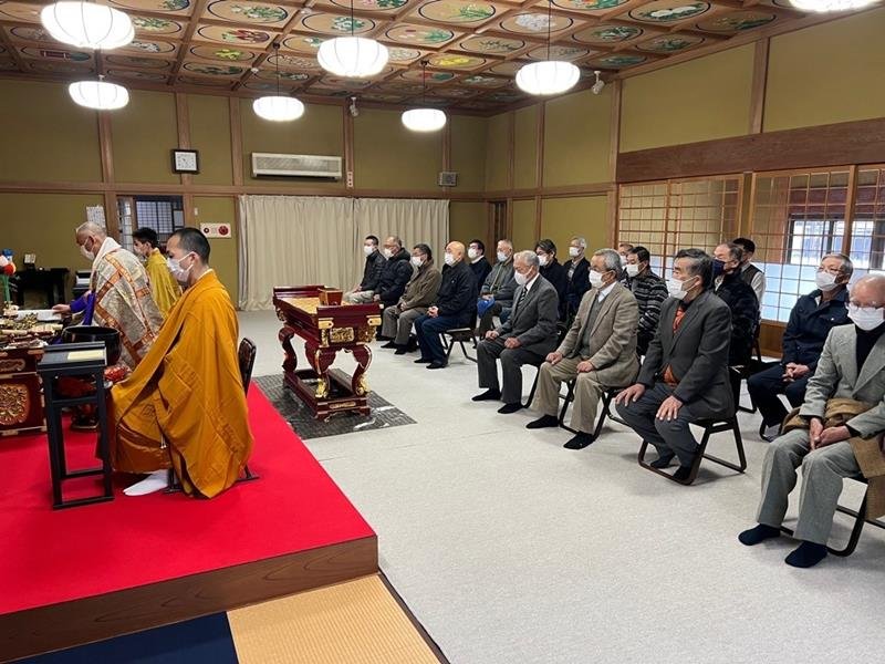 有害鳥獣の供養を行う捕獲従事者ら（館山市提供）
