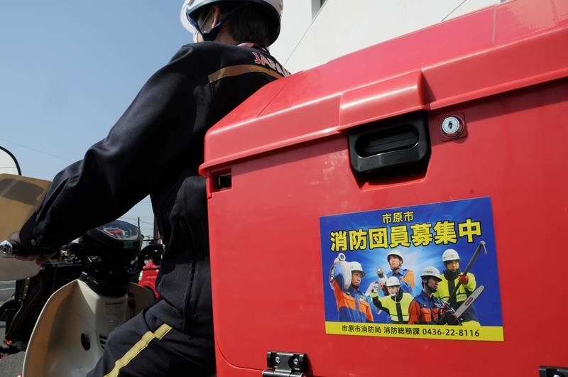 郵便局のバイクに貼り付けた「消防団員募集ステッカー」＝１１日、市原市消防局
