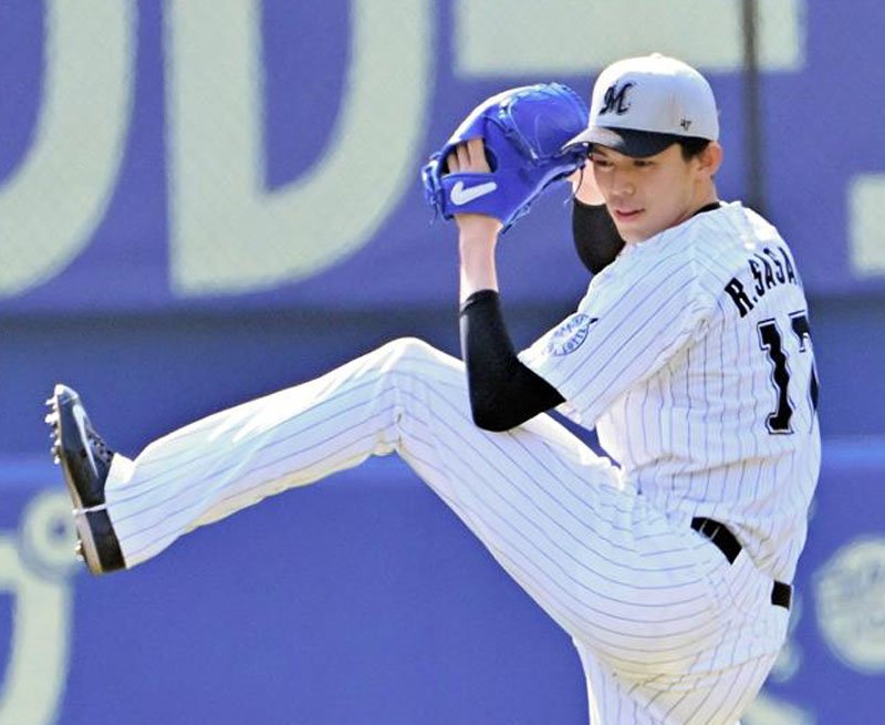 試合前にキャッチボールをする千葉ロッテ・佐々木朗希投手＝１１日午前、千葉市美浜区のＺＯＺＯマリンスタジアム