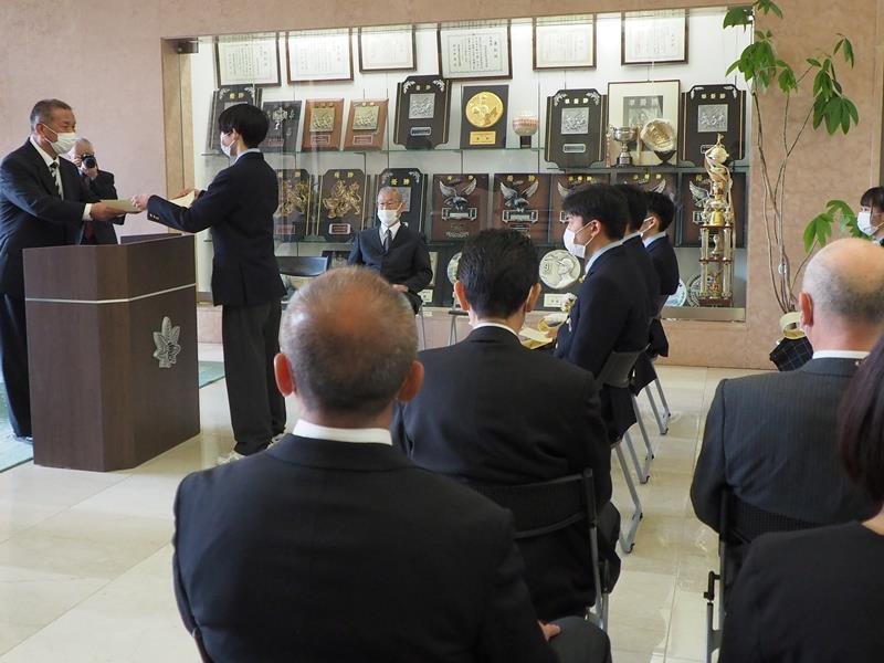 卒業式欠席者のために開かれた２回目の卒業証書授与式＝１１日、木更津市の拓大紅陵高校
