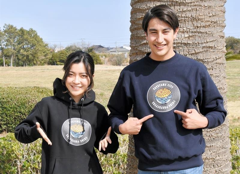 館山市のデザインが入ったマンホールパーカやトレーナーをＰＲする藤本さん（左）と足立さん＝同市