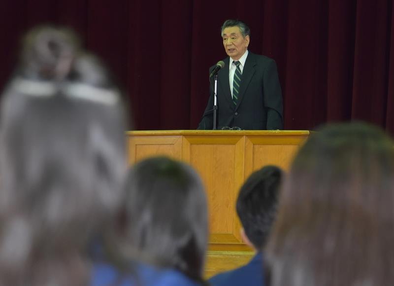 生徒に犯罪の卑劣さを訴える菊池久平さん＝１８日午前１０時半ごろ、千葉市緑区の土気高校
