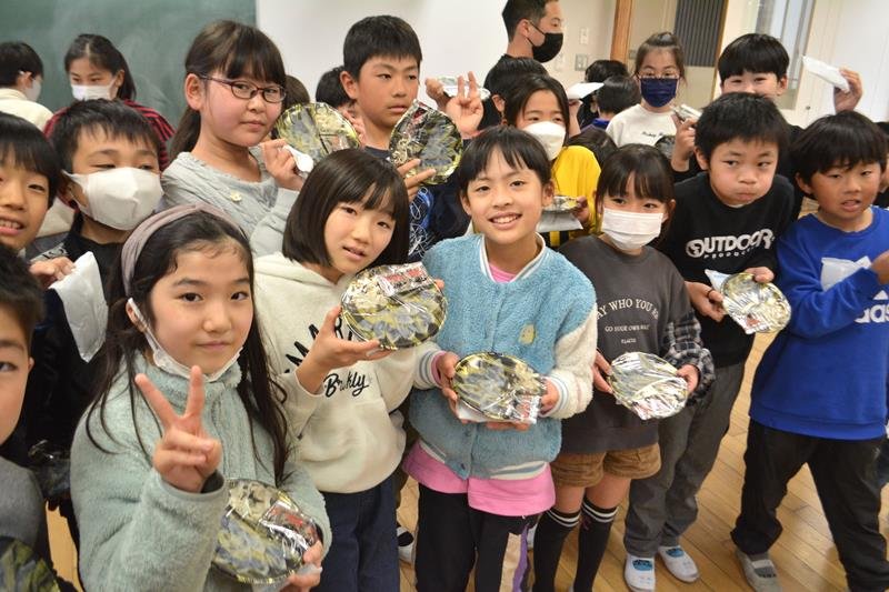 授業で書いた手紙をきっかけに、山口県下関市から届いたふぐ刺しに喜ぶ児童たち＝１８日、八千代市立八千代台東小