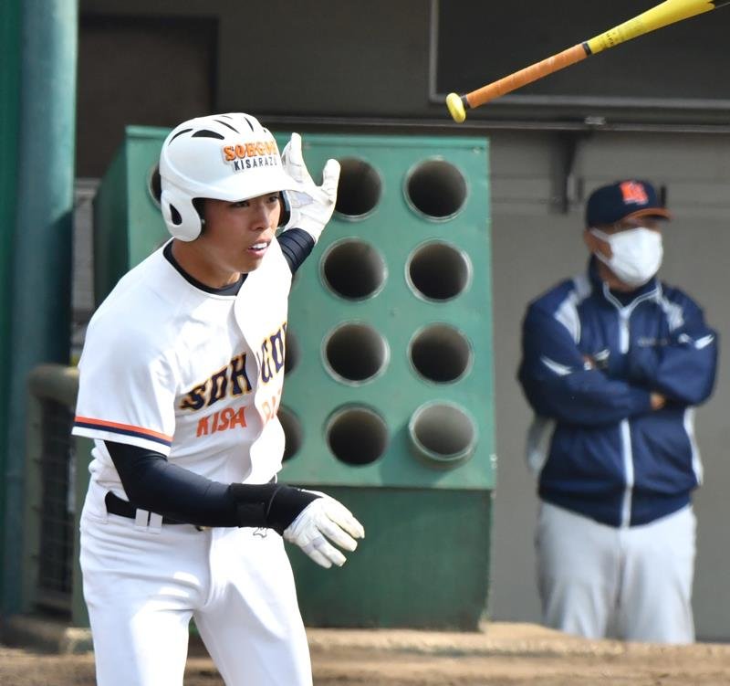 １３日の練習試合でソロを含め３安打を放った木更津総合・山田。右は五島監督＝袖ケ浦市営
