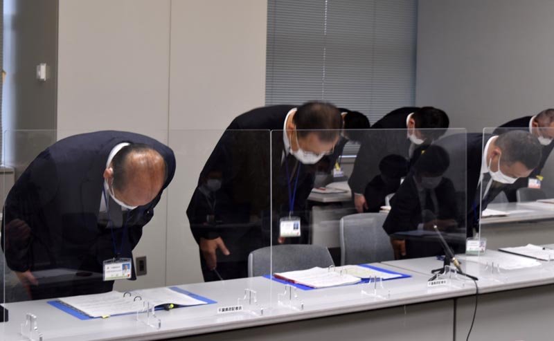 記者会見で謝罪する山口教育次長（中央）＝２２日午後２時ごろ、千葉県庁