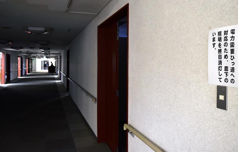 節電のため廊下の照明を消した県議会棟＝２２日午後１時１５分ごろ、千葉市中央区