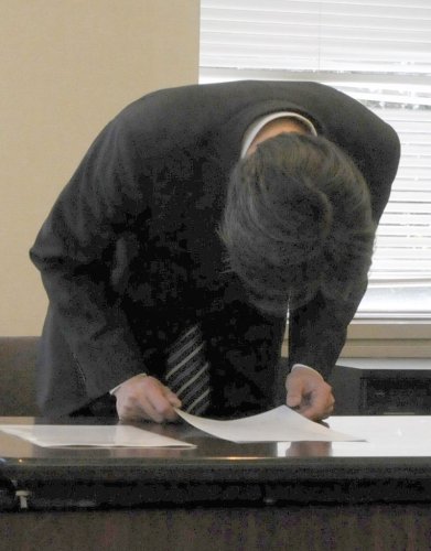 辞職勧告決議案の可決後、記者団の前で、市民に向け謝罪する斉藤議員＝２４日午後、市原市議会棟