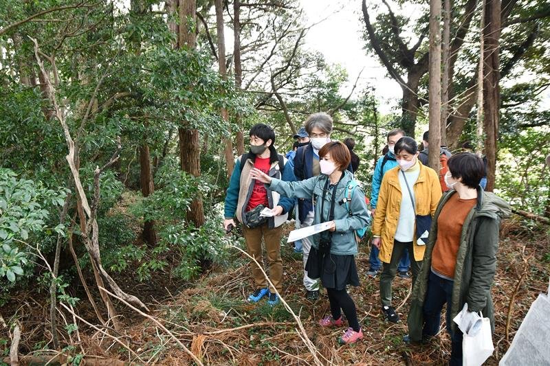 山城について解説する山城ガールむつみさん（中央）＝多古町
