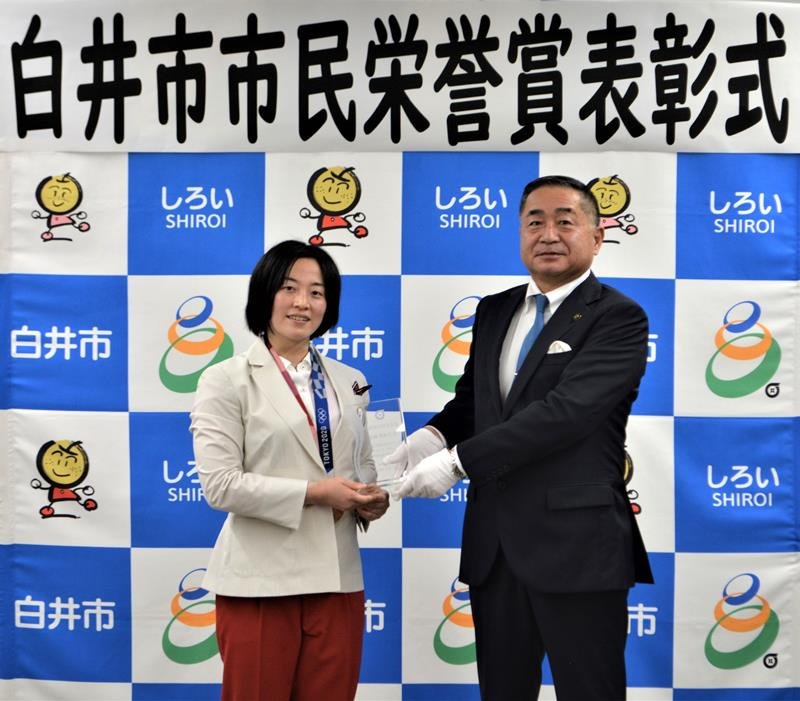 初の白井市民栄誉賞を受賞した安藤選手（左）。右は笠井市長＝白井市役所
