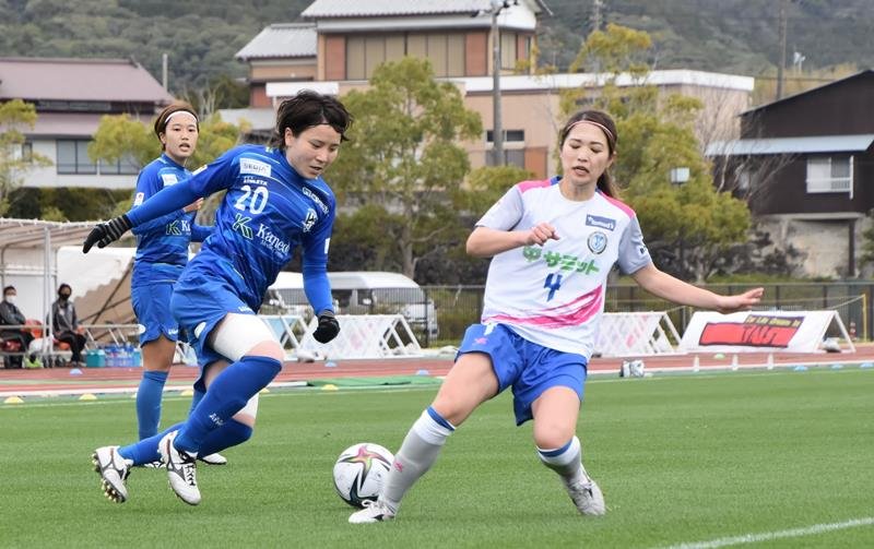 相手ペナルティーエリアへ向かって攻め込むオルカの兼重紗里選手（左）＝２７日、鴨川市陸上競技場
