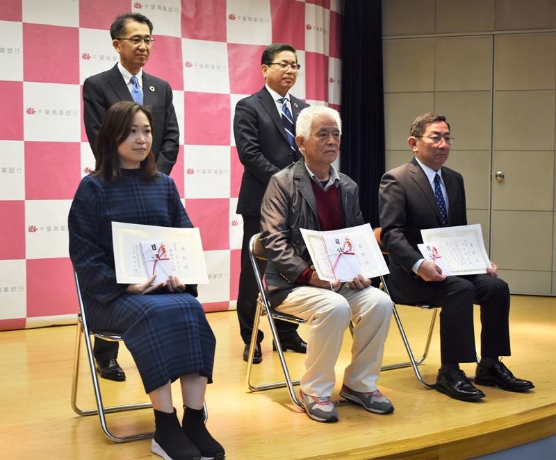 「フォト＆エッセイコンテスト」の入賞者（前列）＝２８日、千葉市中央区
