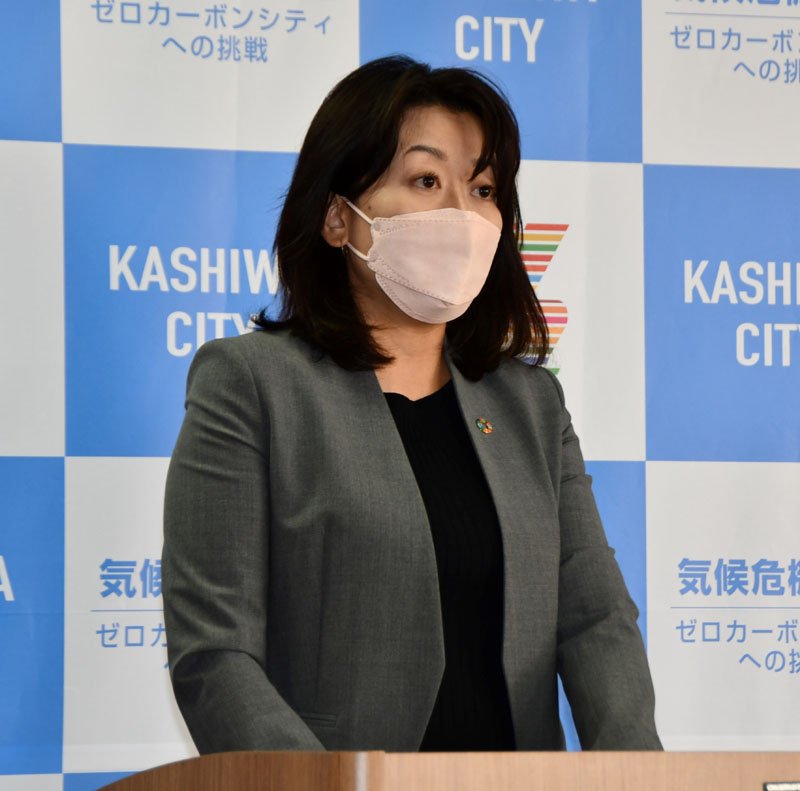 ウクライナ難民への支援策を発表する太田市長＝柏市