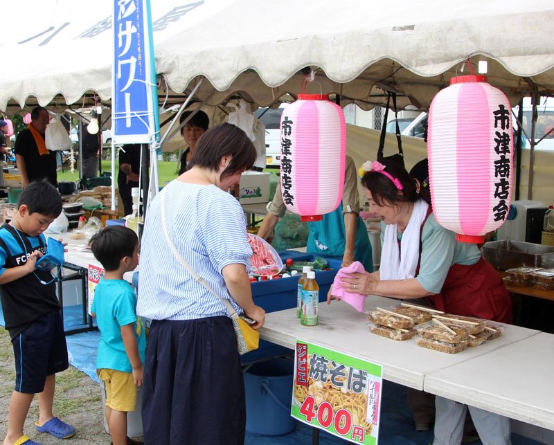 イノシシ肉を使った焼きそばなどを販売した２０１７年のイベント＝市原市