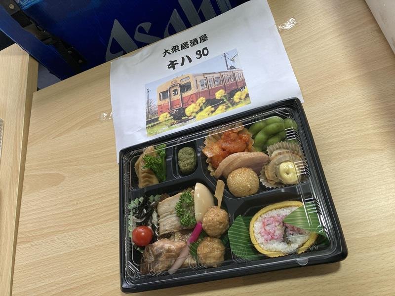 車窓の春景色“さかな”に　レトロ車両で居酒屋　いすみ・国吉駅