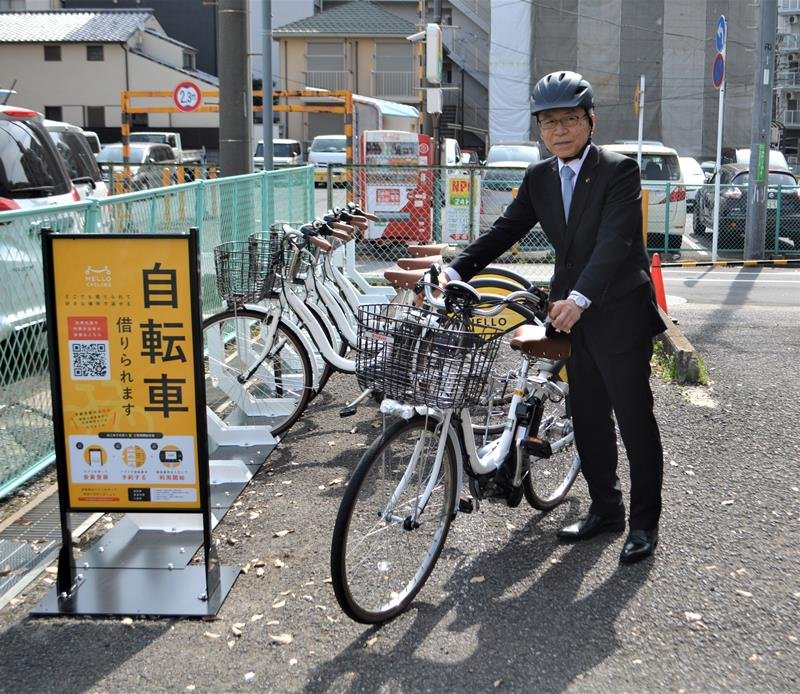 利用拠点で試乗する松戸市長＝船橋市役所駐輪場
