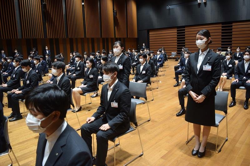 名前を呼ばれ、起立して元気よく「はい」と返事する千葉銀の新入行員＝１日、千葉市中央区