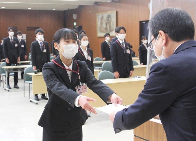 「顧客の悩み解決へ努力」　抗原検査、感染対策を徹底　３地銀とＯＬＣ入行・入社式