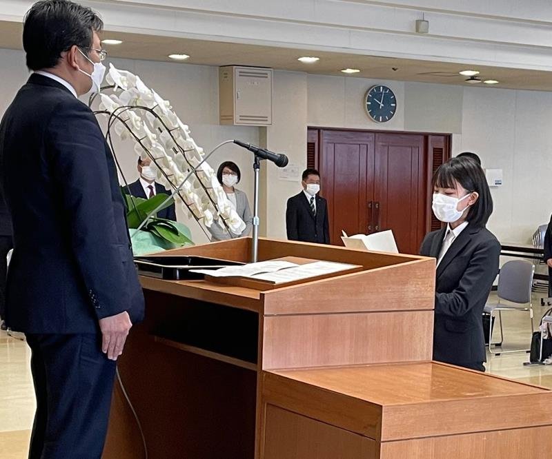 発令式で宣誓する茨さん（右）＝１日、千葉市役所
