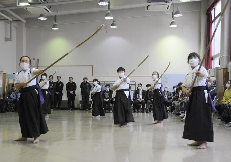 飯香岡八幡宮への奉納式典で熱演する市原市なぎなた連盟「極め会」の小学生＝同市の八幡公民館
