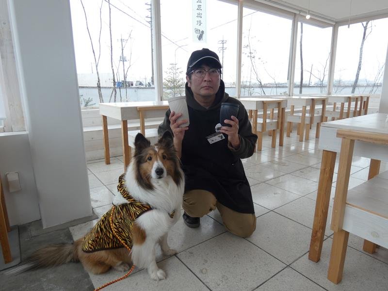 ＳＤＧｓ推進でコーヒーハスク製のタンブラーの販売を始めた瀬山代表。左は同店の看板犬「クレア副店長」＝茂原市
