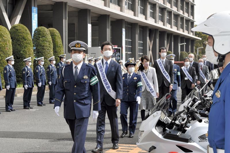 春の交通安全運動がスタートし、出動部隊を巡視する熊谷千葉県知事（前から２人目）ら＝６日午前９時ごろ、県庁